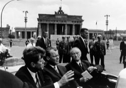 Will McBride. „John F. Kennedy, Willy Brandt, Konrad Adenauer vorm Brandenburger Tor, Berlin“. 1963