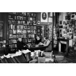 Gisèle Freund. „James Joyce in Sylvia Beach's bookshop „Shakespeare &amp; Co“, rue de l'Odéon, wi….