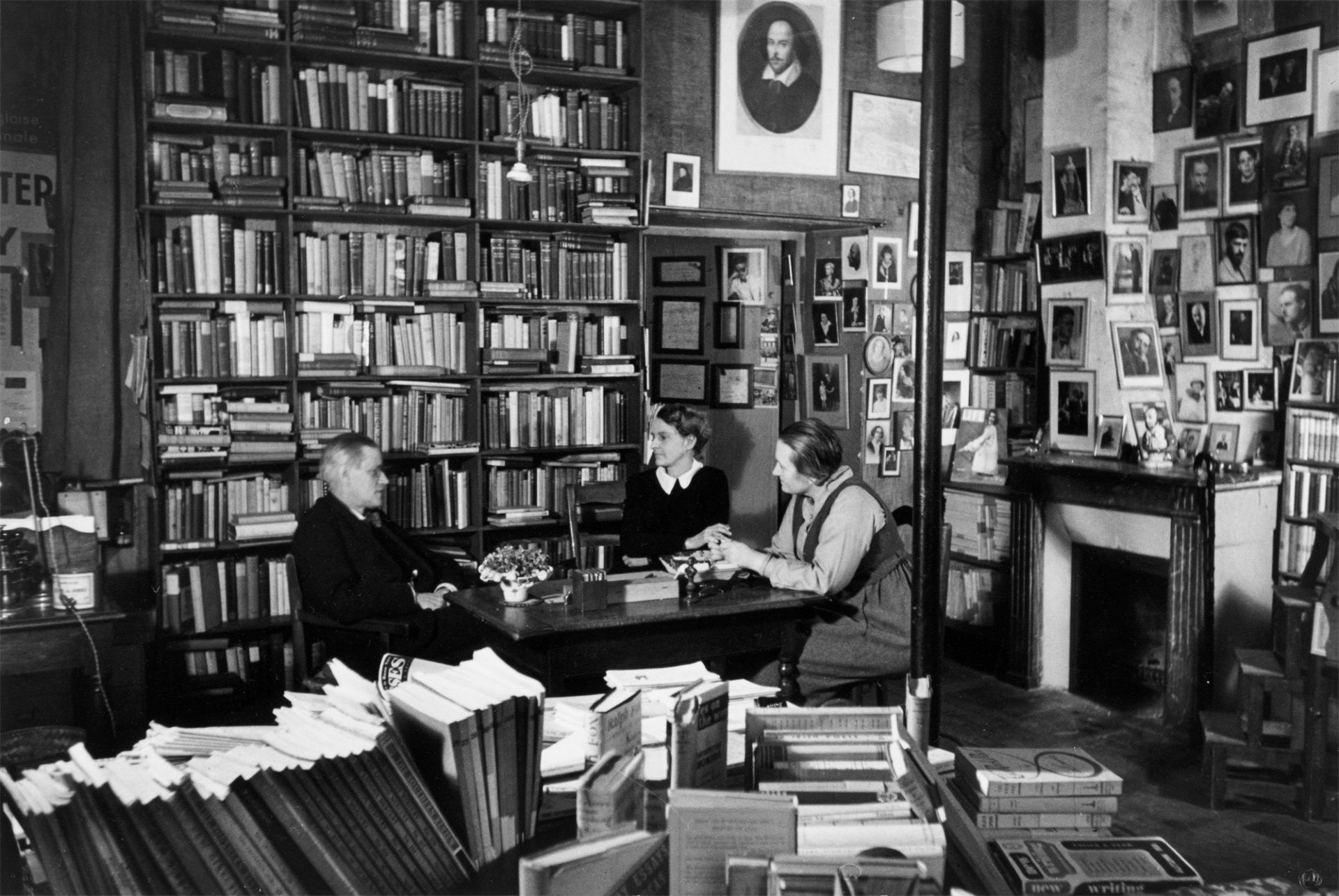 Gisèle Freund. „James Joyce in Sylvia Beach's bookshop „Shakespeare &amp; Co“, rue de l'Odéon, wi….