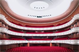 Candida Höfer. „Deutsche Oper am Rhein Düsseldorf I 2012“. 2012