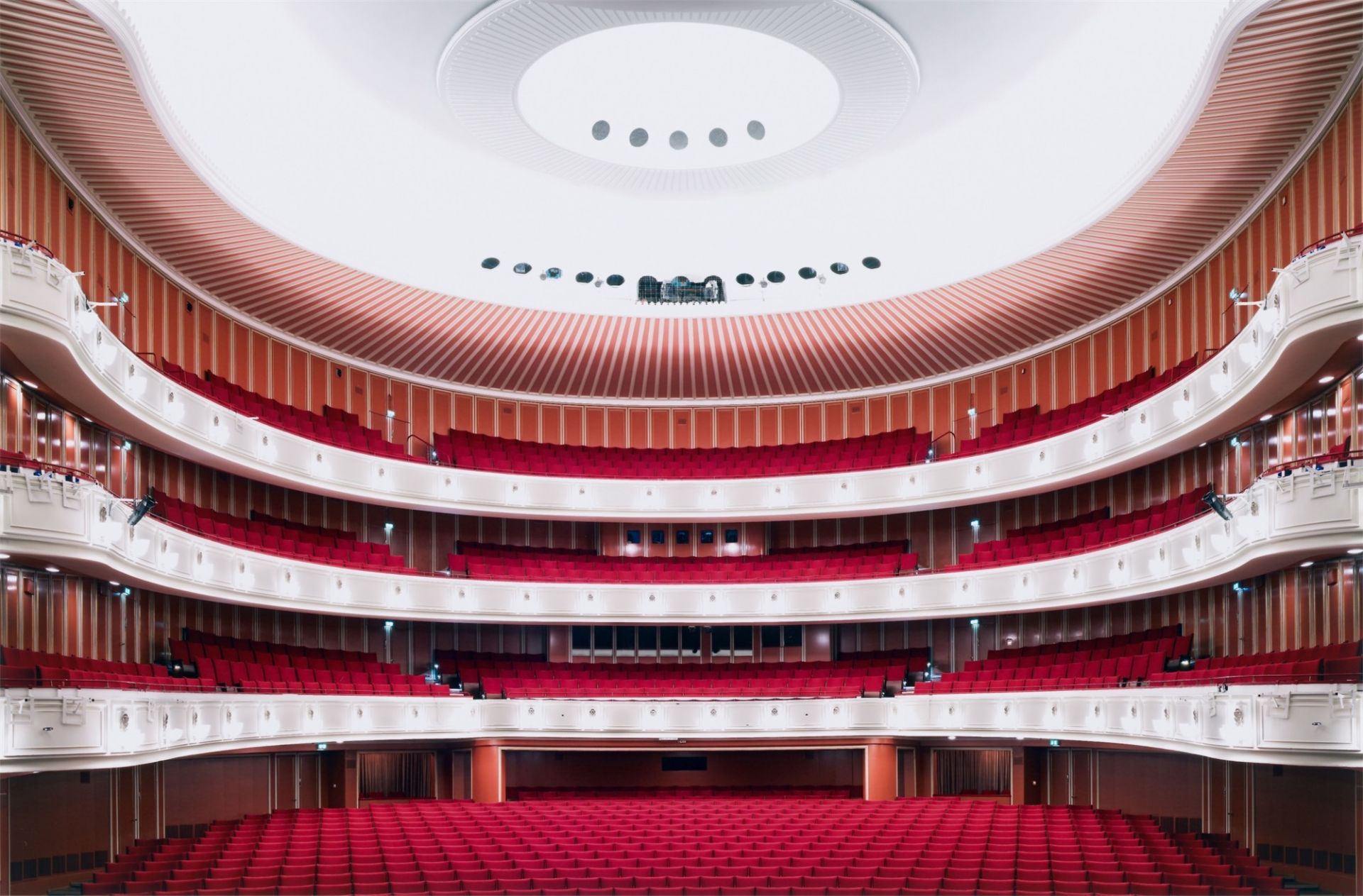 Candida Höfer. „Deutsche Oper am Rhein Düsseldorf I 2012“. 2012