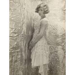 Cecil Beaton. „A debutante of last season Miss Nancy Beaton“. Um 1925