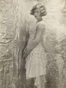 Cecil Beaton. „A debutante of last season Miss Nancy Beaton“. Um 1925