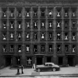 Ormond Gigli. „Girls in the Windows, New York City“. 1960