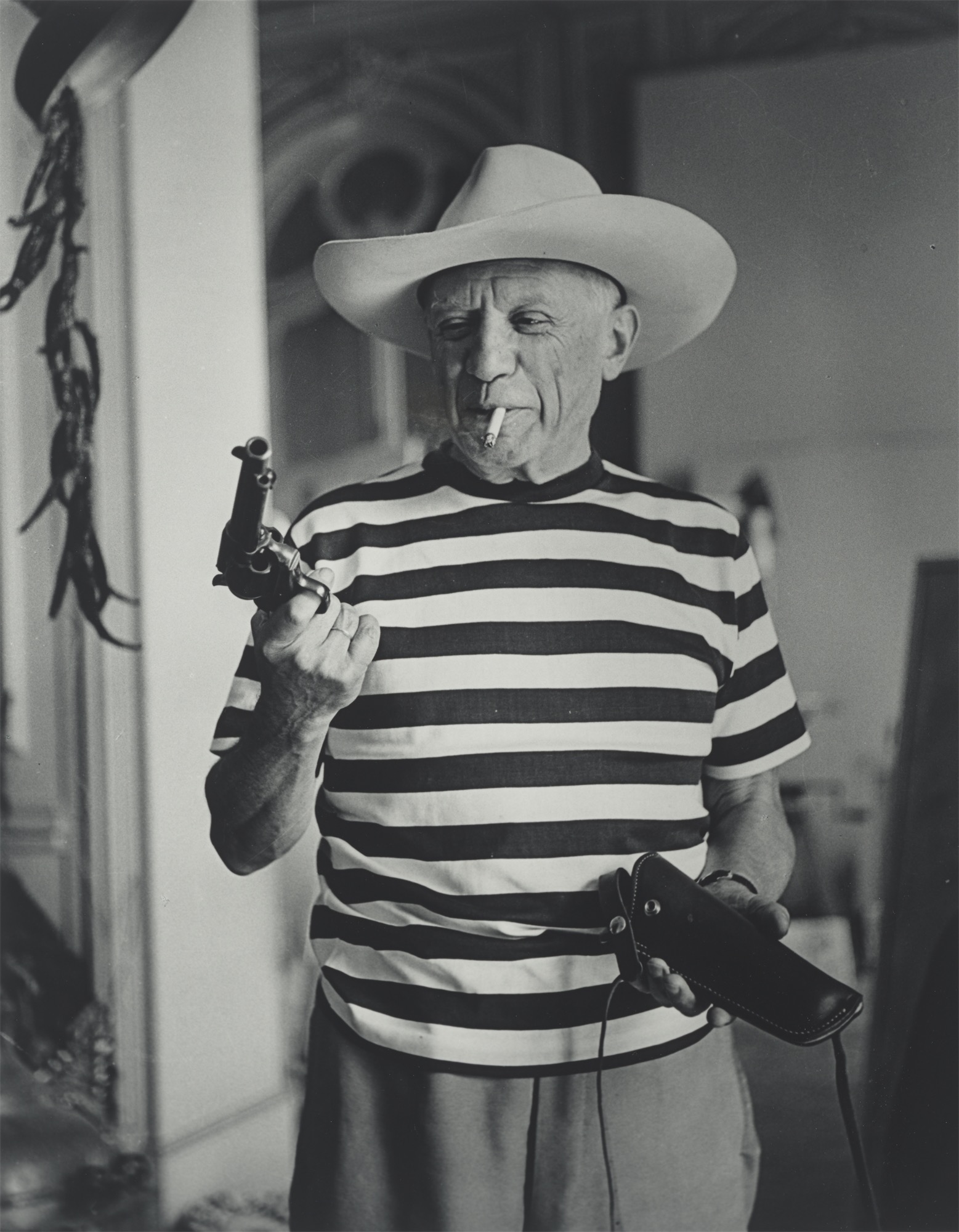 André Villers. „Picasso avec le Chapeau et le Colt offerts par Gary Cooper, Cannes“. 1959