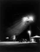 Alfred Eisenstaedt. „The 'Graf Zeppelin' at ankermast in Friedrichs Haven, Germany“. 1933