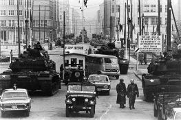 Will McBride. „Russian and American tanks standing against each other in the Friedrich Str.[a…. 1961