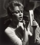 Daniel Frasnay. „Retouche au maquillage, Brigitte Bardot, lors du tournage de 'Une Parisienne…. 1957