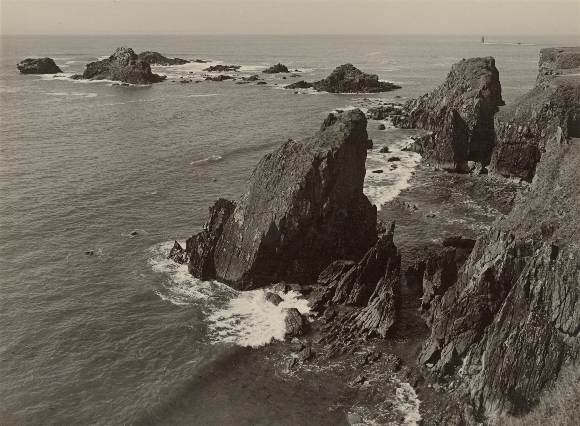 Albert Renger-Patzsch. „Atlantikküste bei Le Couquet / Bretagne“. Vor 1943