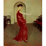 Walde Huth. Starmannequin Jacky [Jackie Mazel] in roter Seidenrobe, Givenchy, Paris. 1955