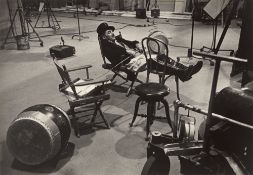 W. Eugene Smith. Charlie Chaplin resting between takes, aus der Reportage „Chaplin at work“. 1952