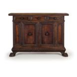 CREDENZA IN LEGNO DI NOCE SCOLPITO