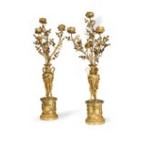 COPPIA DI CANDELABRI IN BRONZO DORATO, FRANCIA, FINE DEL XVIII SECOLO