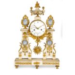 GRANDE OROLOGIO ARCHITETTONICO IN MARMO BIANCO E PLACCHE DI WEDGWOOD, FRANCIA, FINE DEL XVIII SECOLO