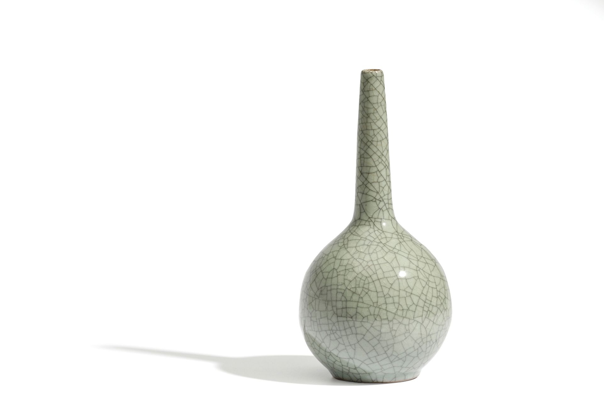 A GUAN-TYPE GLAZED CELADON PORCELAIN PEAR-SHAPED SMALL VASE, CHINA, 19TH CENTURY - Bild 2 aus 3