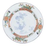 A LARGE FAMILLE VERTE PORCELAIN DISH, CHINA, QING DYNASTY, KANGXI PERIOD (1662 -1722)