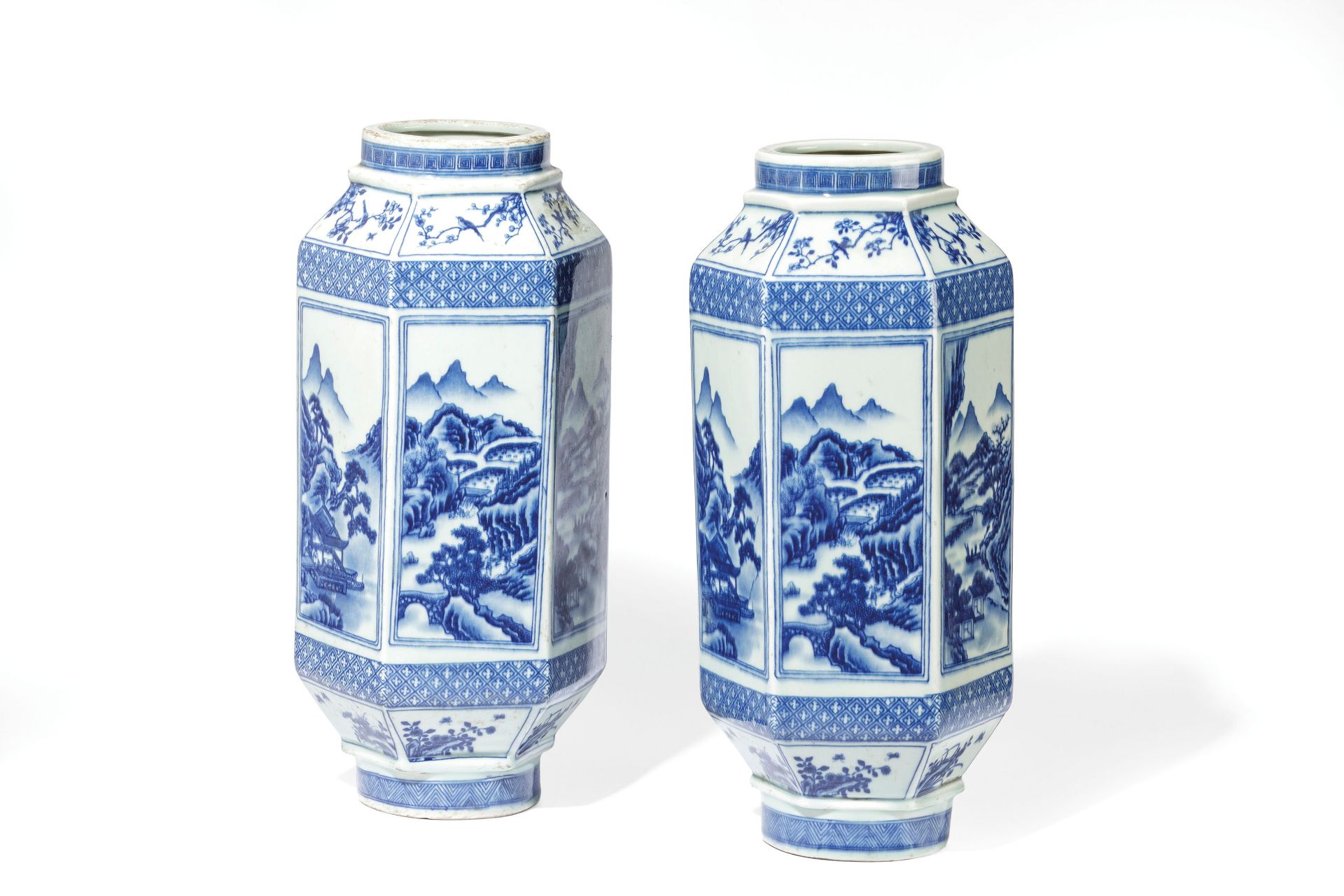 A RARE BLUE AND WHITE PORCELAIN LANTERN SHAPE VASES, CHINA, QING DYNASTY, KANGXI APOCRYPHAL MARK (2) - Bild 2 aus 4