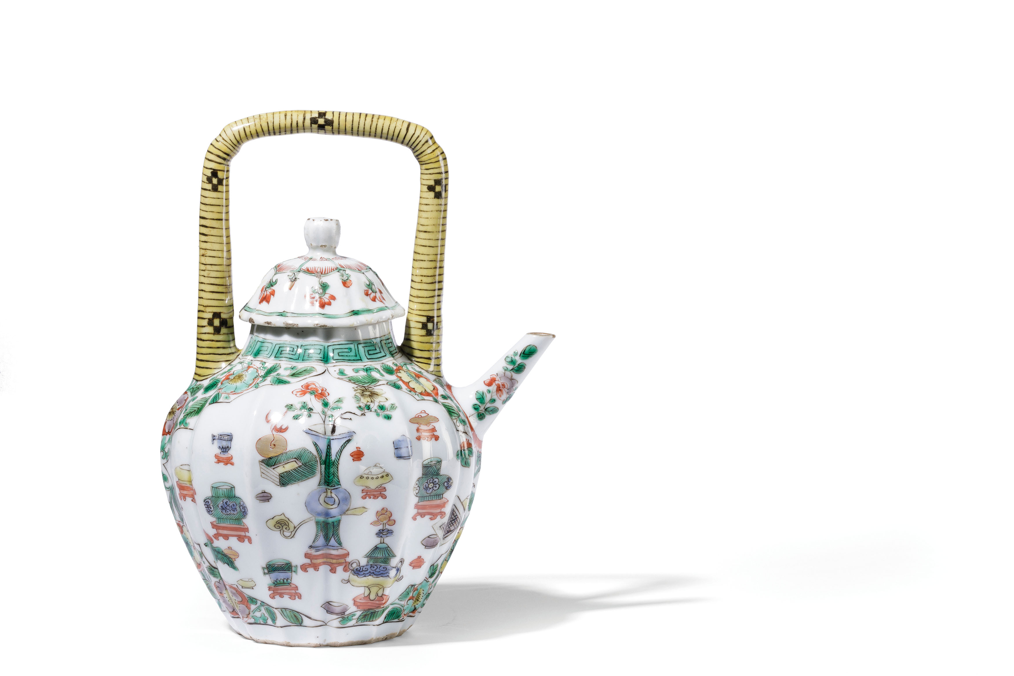 A FAMILLE VERTE PORCELAIN 'ANTIQUES' QUATREFOIL TEAPOT, EARLY 18TH CENTURY, KANGXI PERIOD (1662-1722