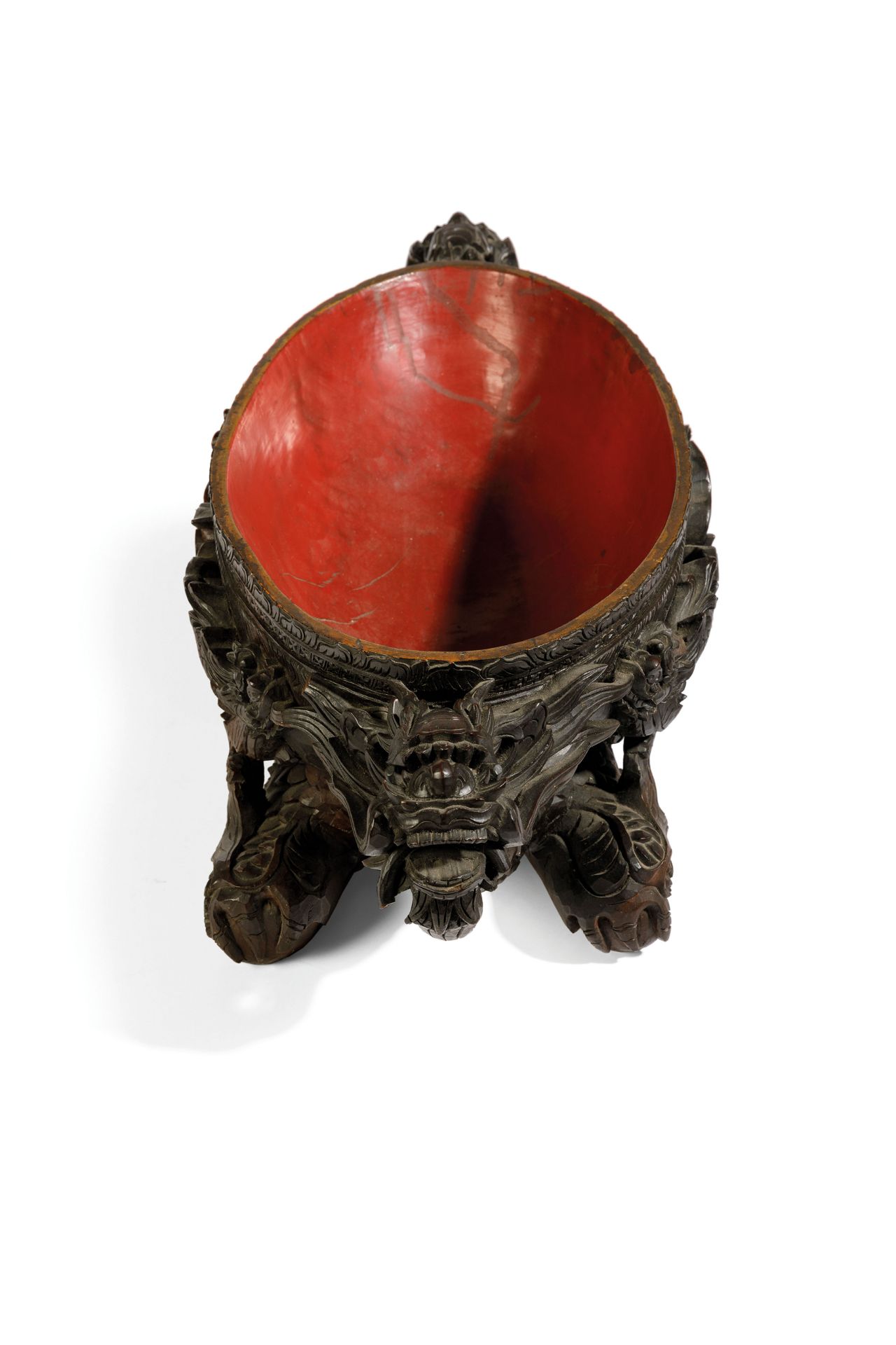 A VERY LARGE OVAL WOOD AND RED-LACQUERED DRAGON BOWL, CHINA, QING DYNASTY, REPUBLIC PERIOD - Bild 2 aus 3