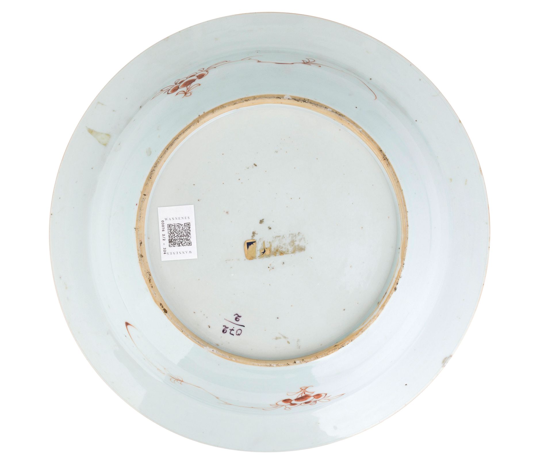 A PAIR OF FAMILLE ROSE PORCELAIN SERVICE ROUND DISHES, CHINA, 18TH CENTURY, QIANLONG PERIOD (2) - Bild 2 aus 4