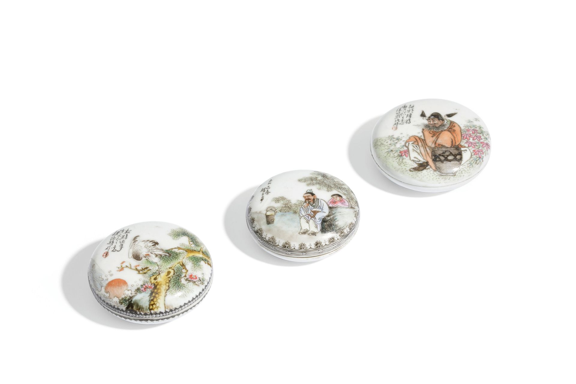 THREE SMALL FAMILLE ROSE PORCELAIN ROUND BOX AND COVER, CHINA, REPUBLIC PERIOD (3) - Bild 2 aus 4