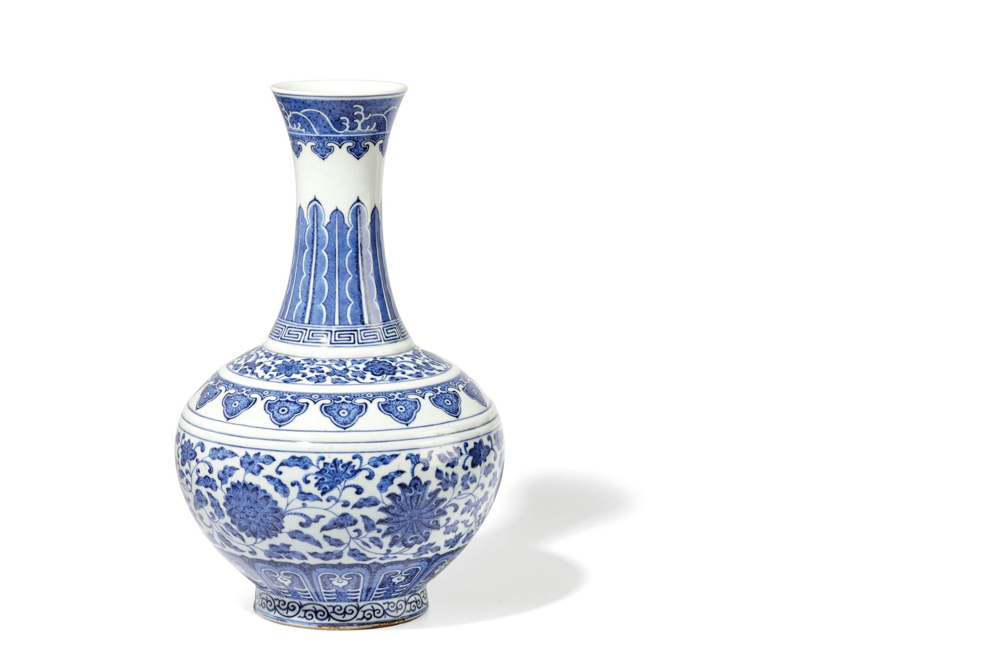 A RARE FINE BLUE AND WHITE MING-STYLE BOTTLE VASE MARK AND OF THE PERIOD TONGZHI (1862-1874) - Bild 2 aus 4