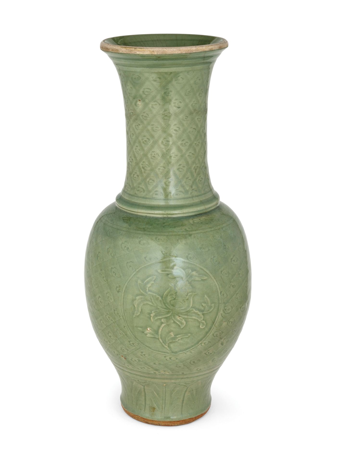 A LARGE CARVED LONGQUAN CELADON YENYEN VASE, CHINA, EARLY MING DYNASTY (1368-1644) - Bild 3 aus 4