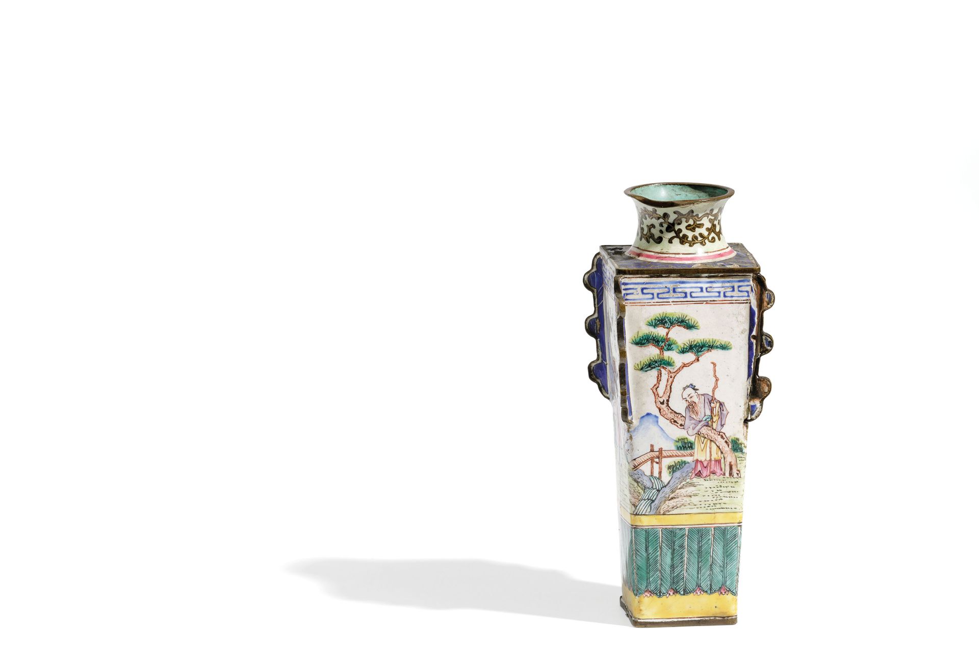 A SMALL RECTANGULAR CANTONESE ENAMELED VASE, CHINA, 19TH CENTURY - Bild 2 aus 4