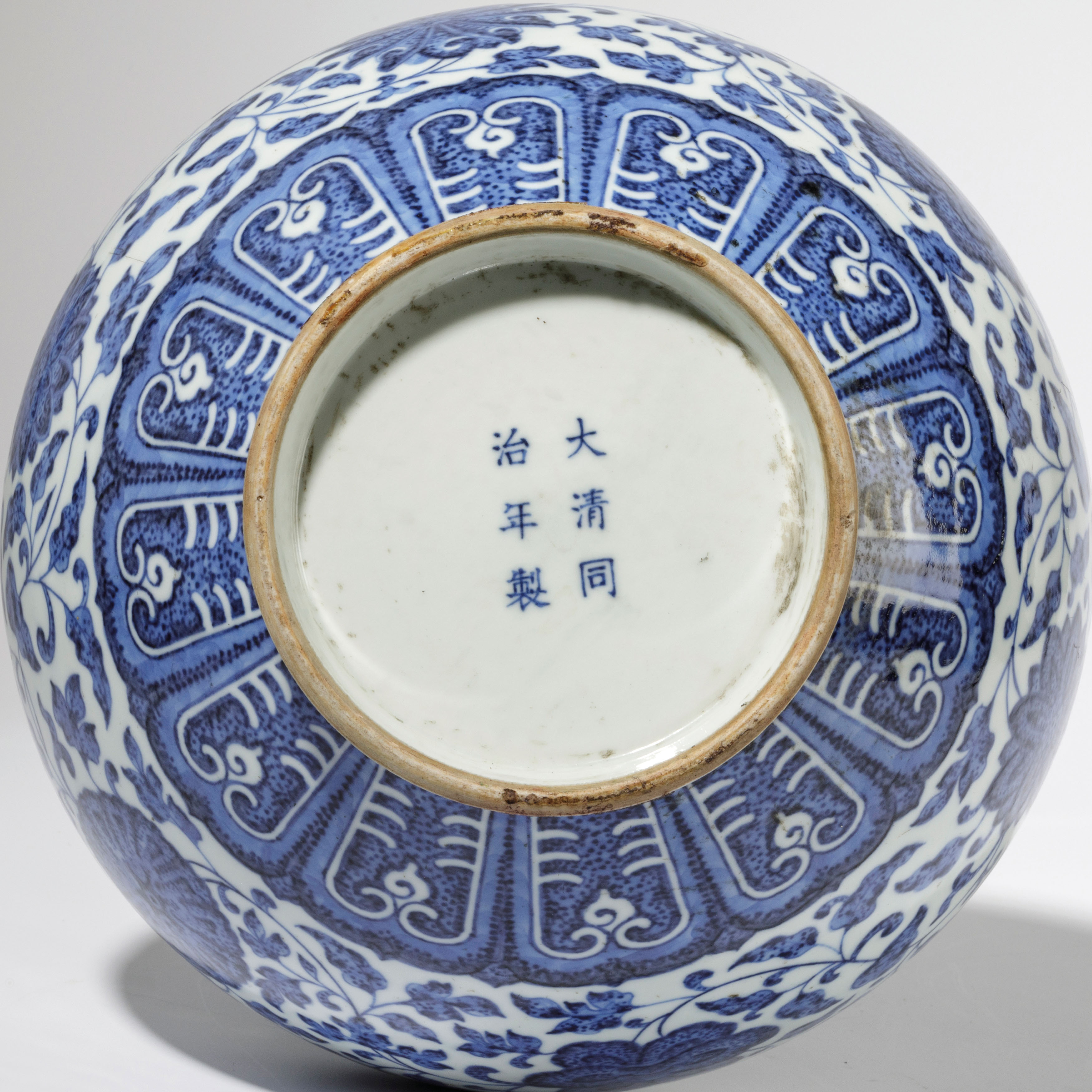 A RARE FINE BLUE AND WHITE MING-STYLE BOTTLE VASE MARK AND OF THE PERIOD TONGZHI (1862-1874) - Image 4 of 4