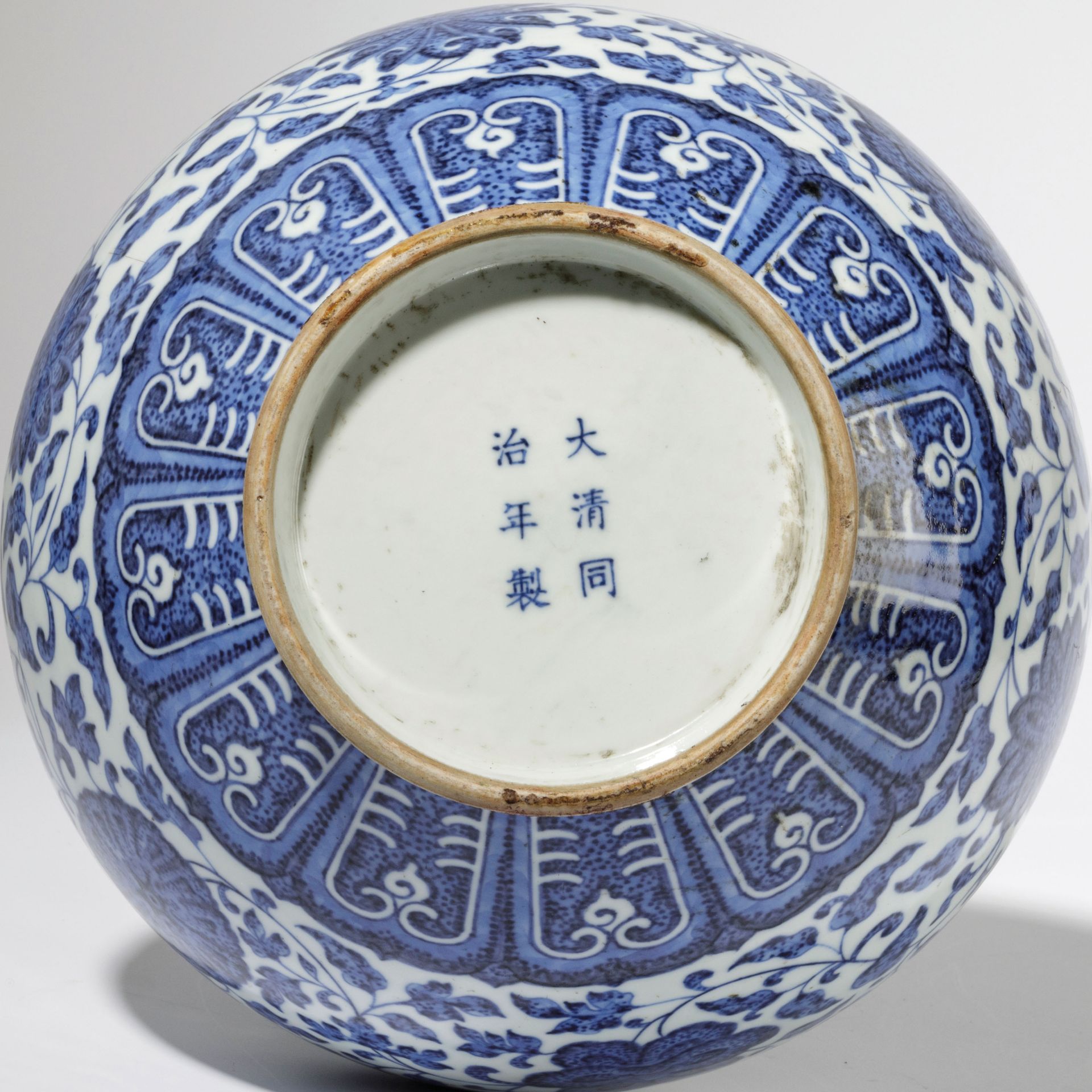 A RARE FINE BLUE AND WHITE MING-STYLE BOTTLE VASE MARK AND OF THE PERIOD TONGZHI (1862-1874) - Bild 4 aus 4