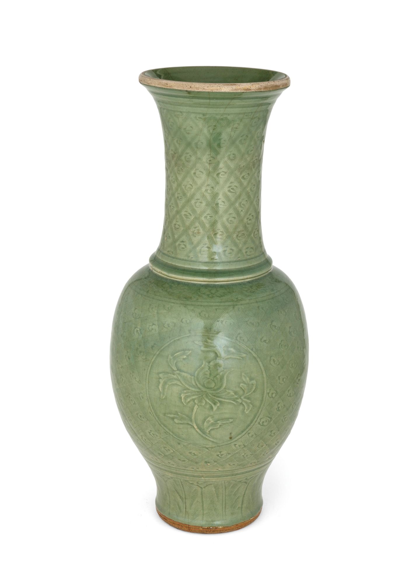 A LARGE CARVED LONGQUAN CELADON YENYEN VASE, CHINA, EARLY MING DYNASTY (1368-1644) - Bild 2 aus 4