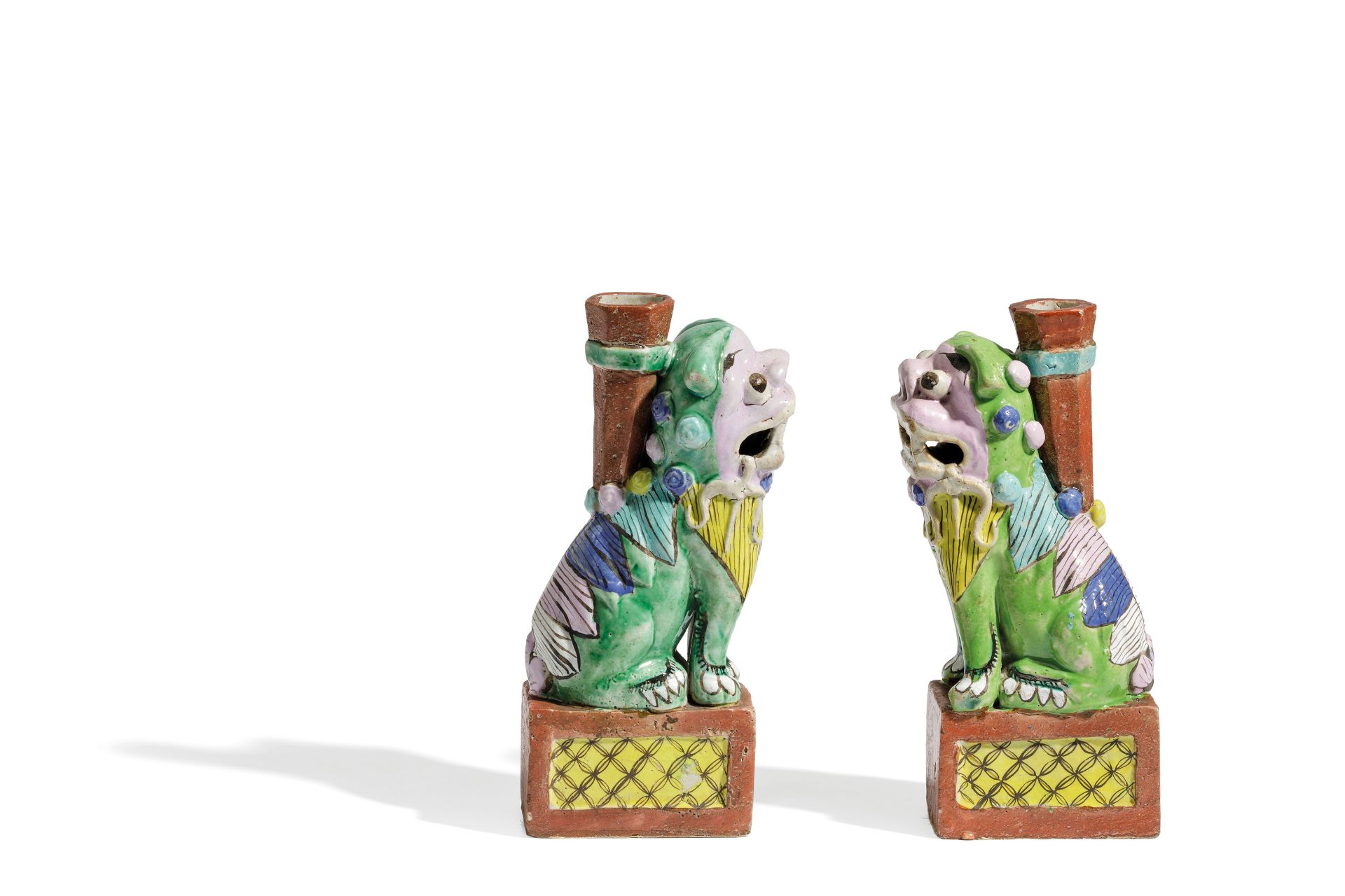 A PAIR OF FO-DOG FAMILLE ROSE ENAMELS, CHINA, 18TH -19TH CENTURY (2) - Bild 2 aus 3