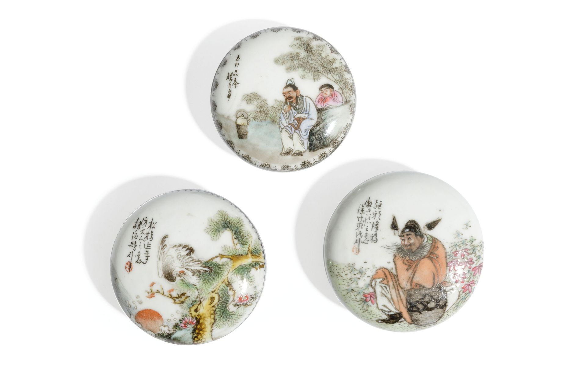 THREE SMALL FAMILLE ROSE PORCELAIN ROUND BOX AND COVER, CHINA, REPUBLIC PERIOD (3) - Bild 3 aus 4