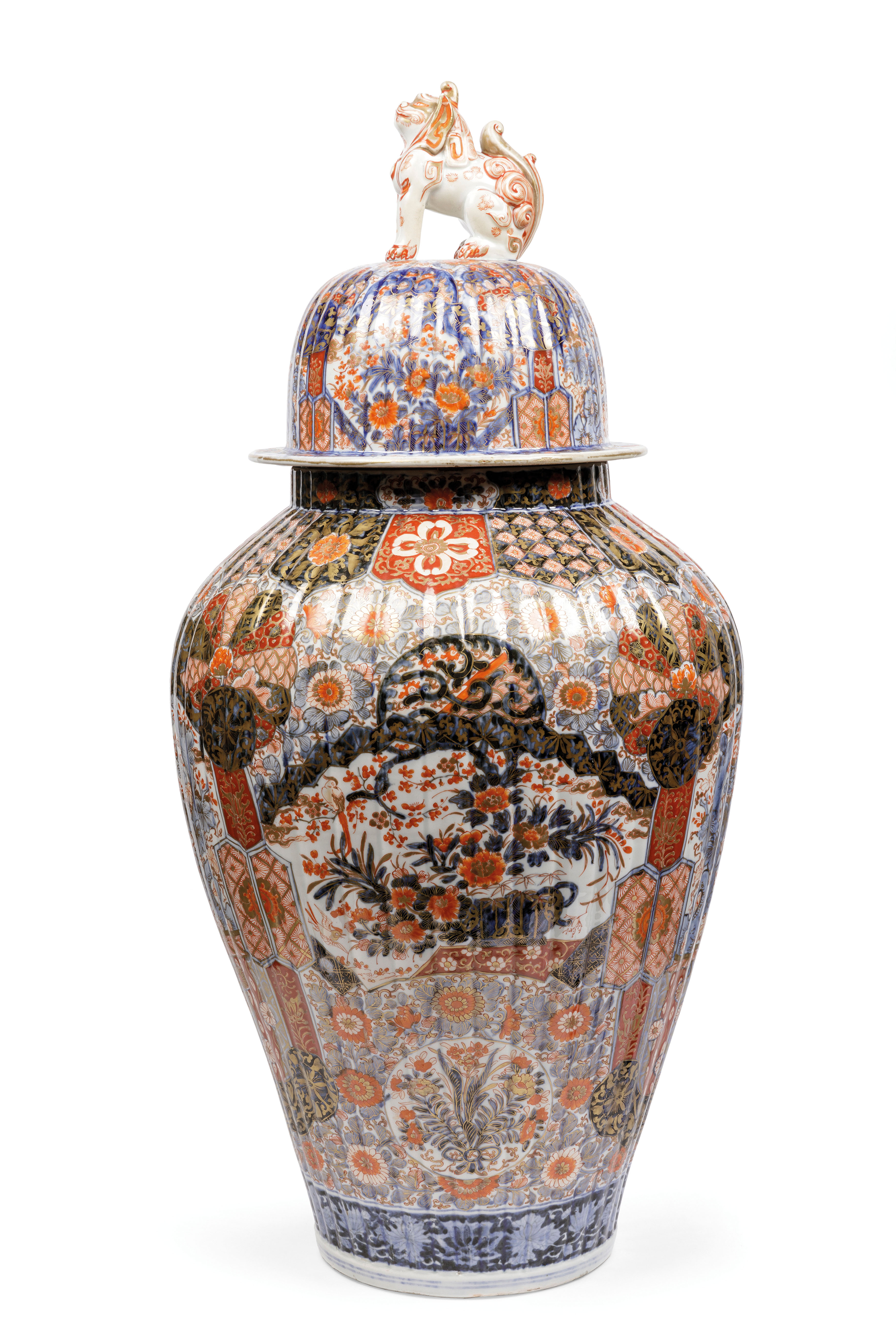 AN IMPRESSIVE MOULDED IMARI PORCELAIN OVOIFORM VASE AND COVER, JAPAN 19TH CENTURY