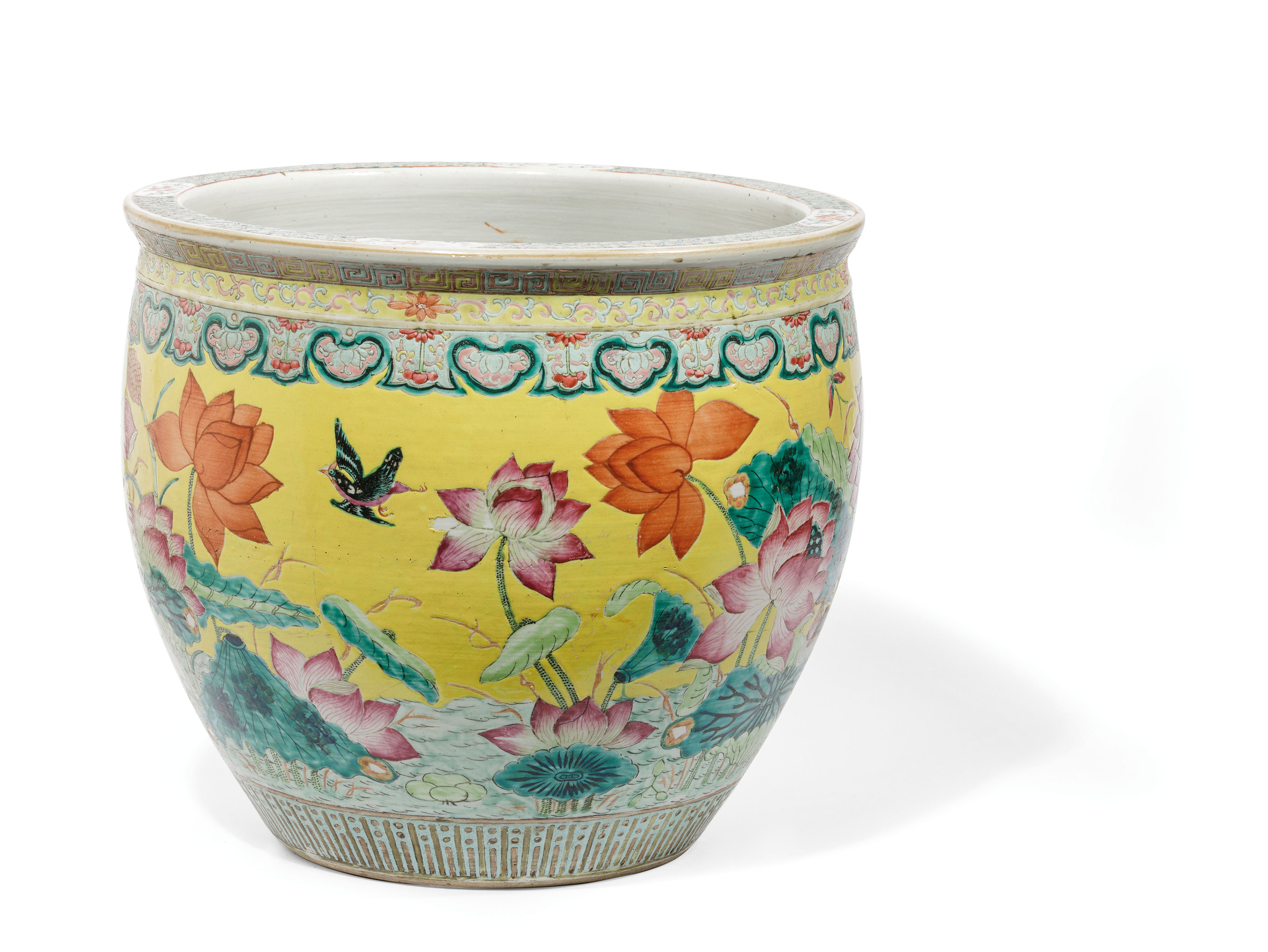 A LARGE FAMILLE ROSE PORCELAIN YELLOW GROUND FISH BOWL, CHINA, 19TH -20TH CENTURY - Image 3 of 4