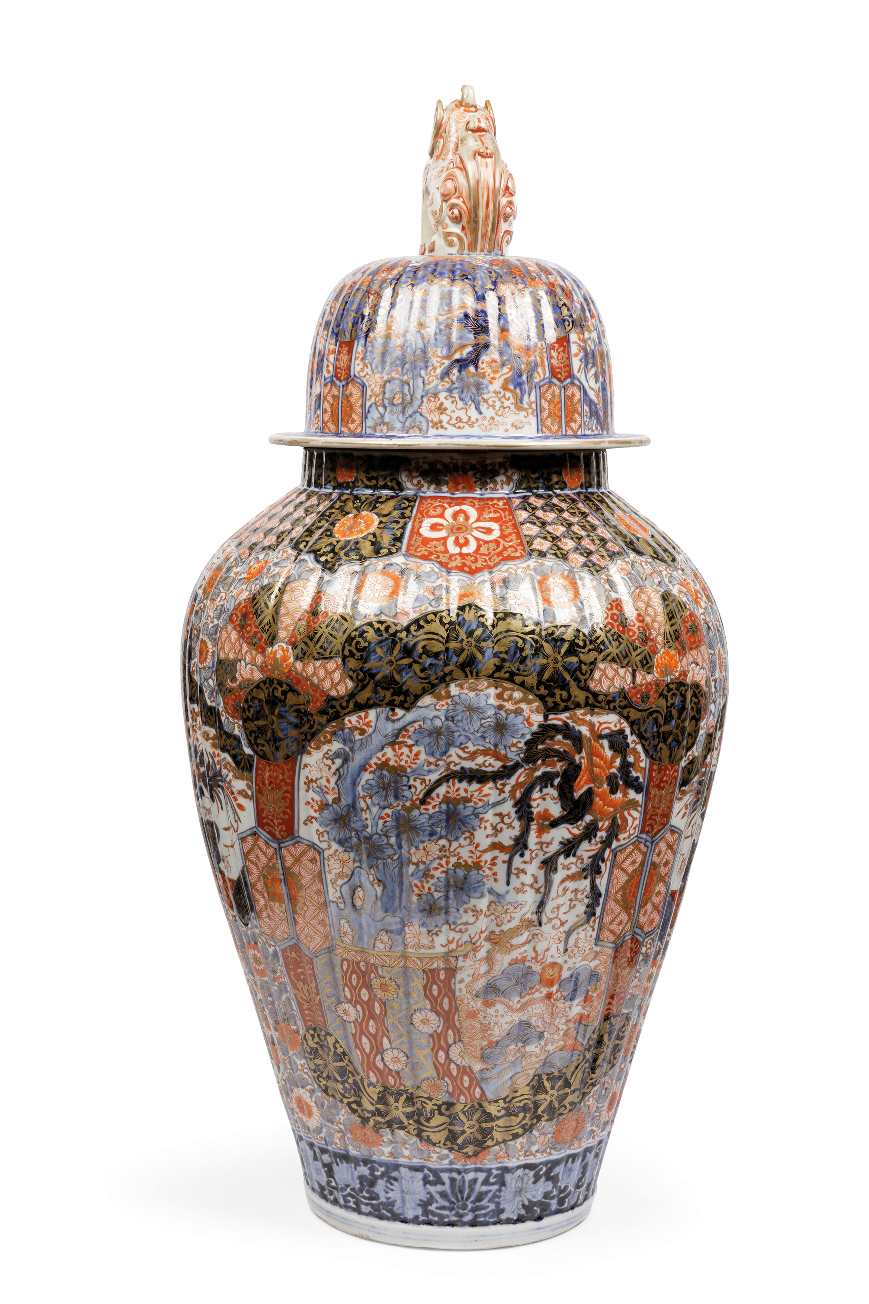 AN IMPRESSIVE MOULDED IMARI PORCELAIN OVOIFORM VASE AND COVER, JAPAN 19TH CENTURY - Image 5 of 5