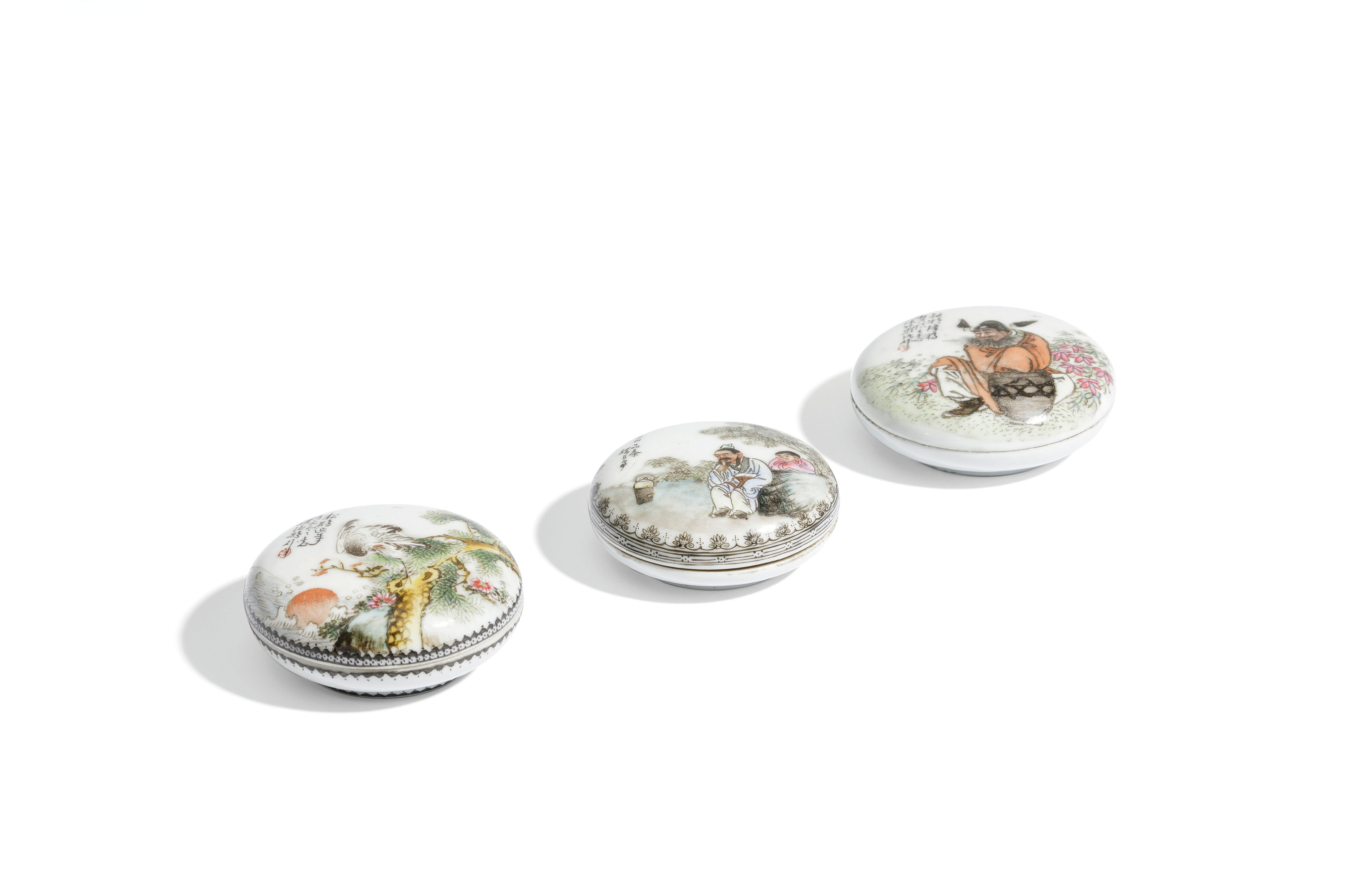 THREE SMALL FAMILLE ROSE PORCELAIN ROUND BOX AND COVER, CHINA, REPUBLIC PERIOD (3)