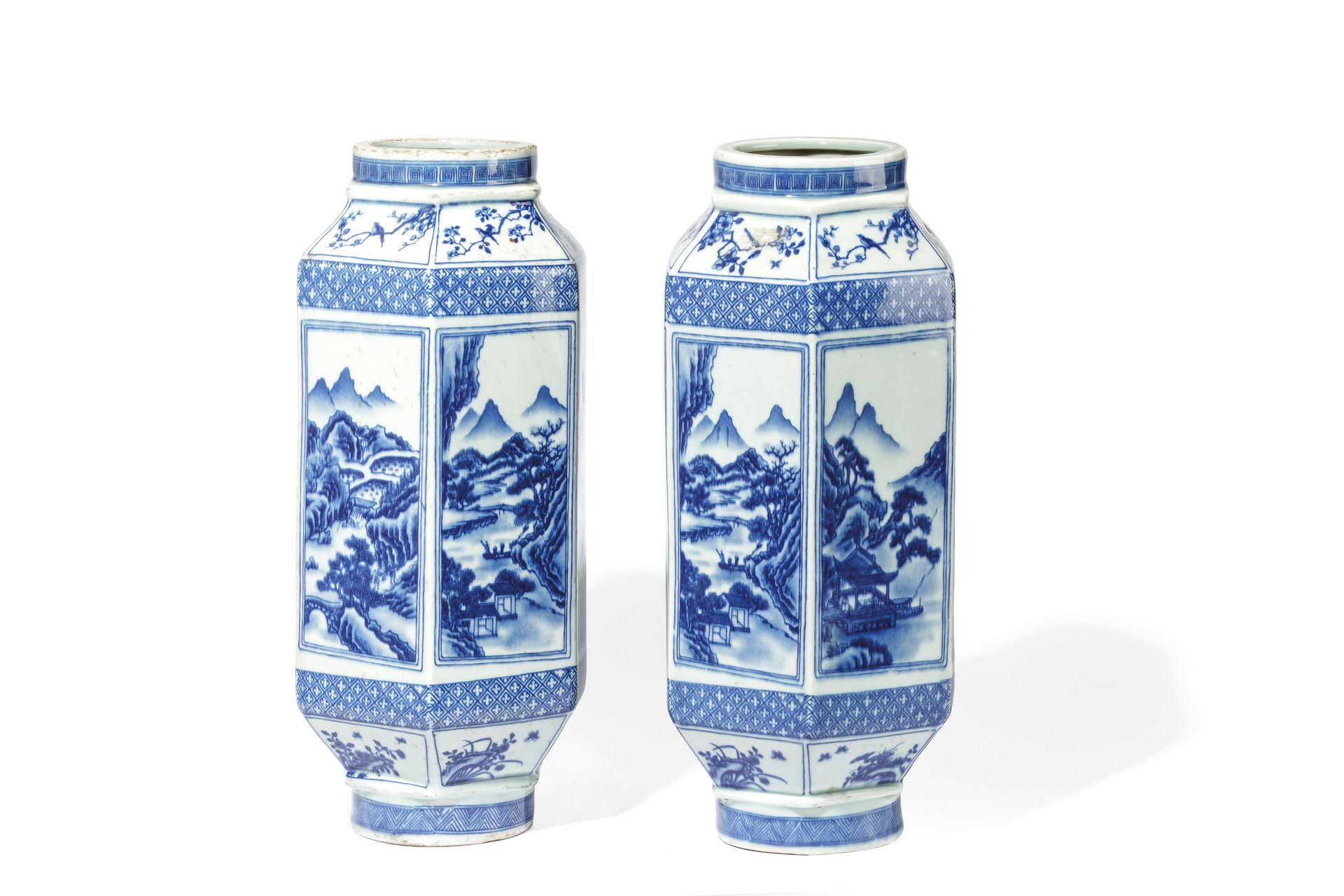 A RARE BLUE AND WHITE PORCELAIN LANTERN SHAPE VASES, CHINA, QING DYNASTY, KANGXI APOCRYPHAL MARK (2) - Bild 3 aus 4