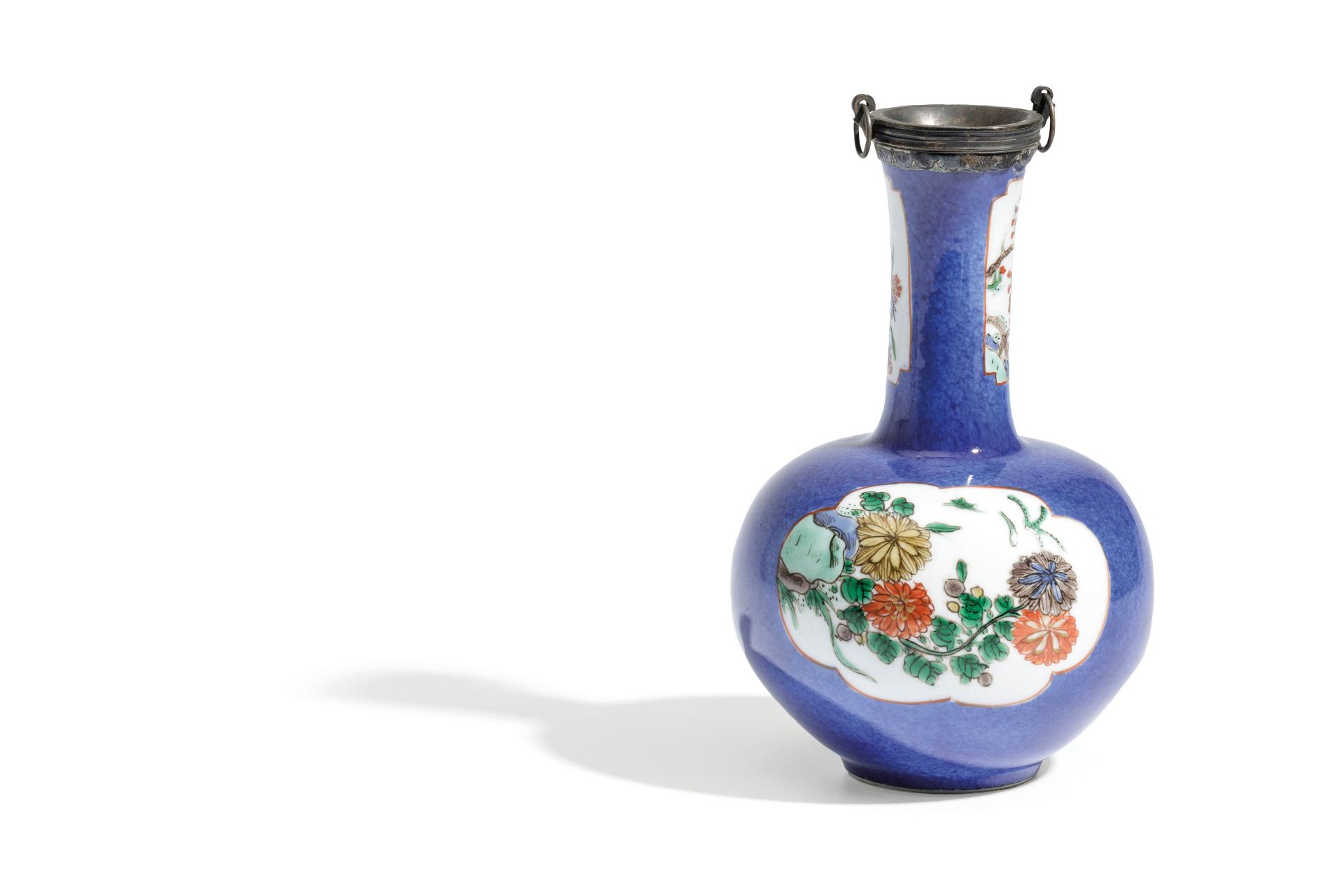 A SMALL BLUE POUDRE' FAMILLE VERTE PORCELAIN BOTTLE VASE, CHINA, 18TH CENTURY - Bild 2 aus 3