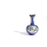 A SMALL BLUE POUDRE' FAMILLE VERTE PORCELAIN BOTTLE VASE, CHINA, 18TH CENTURY