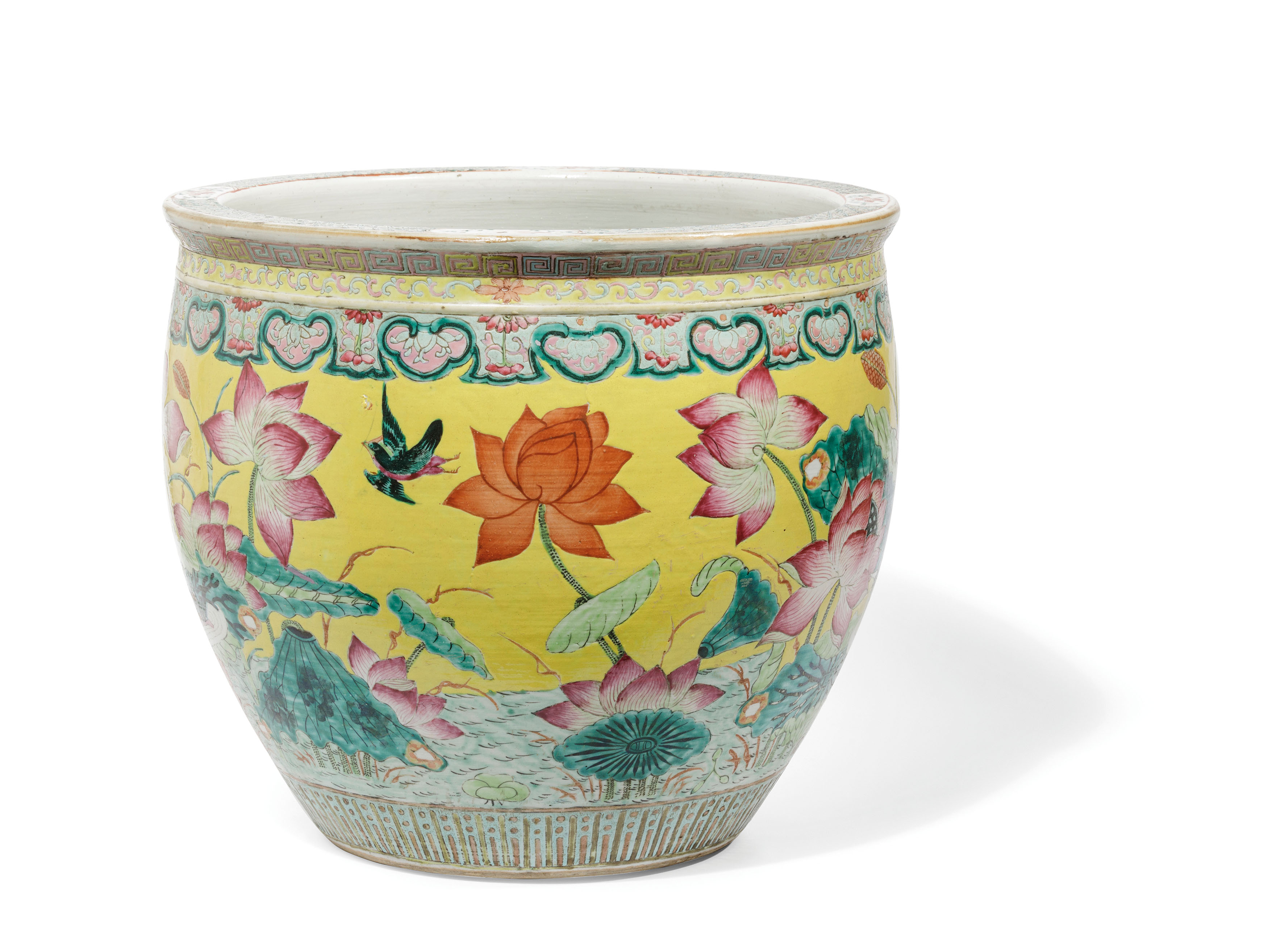A LARGE FAMILLE ROSE PORCELAIN YELLOW GROUND FISH BOWL, CHINA, 19TH -20TH CENTURY - Image 2 of 4