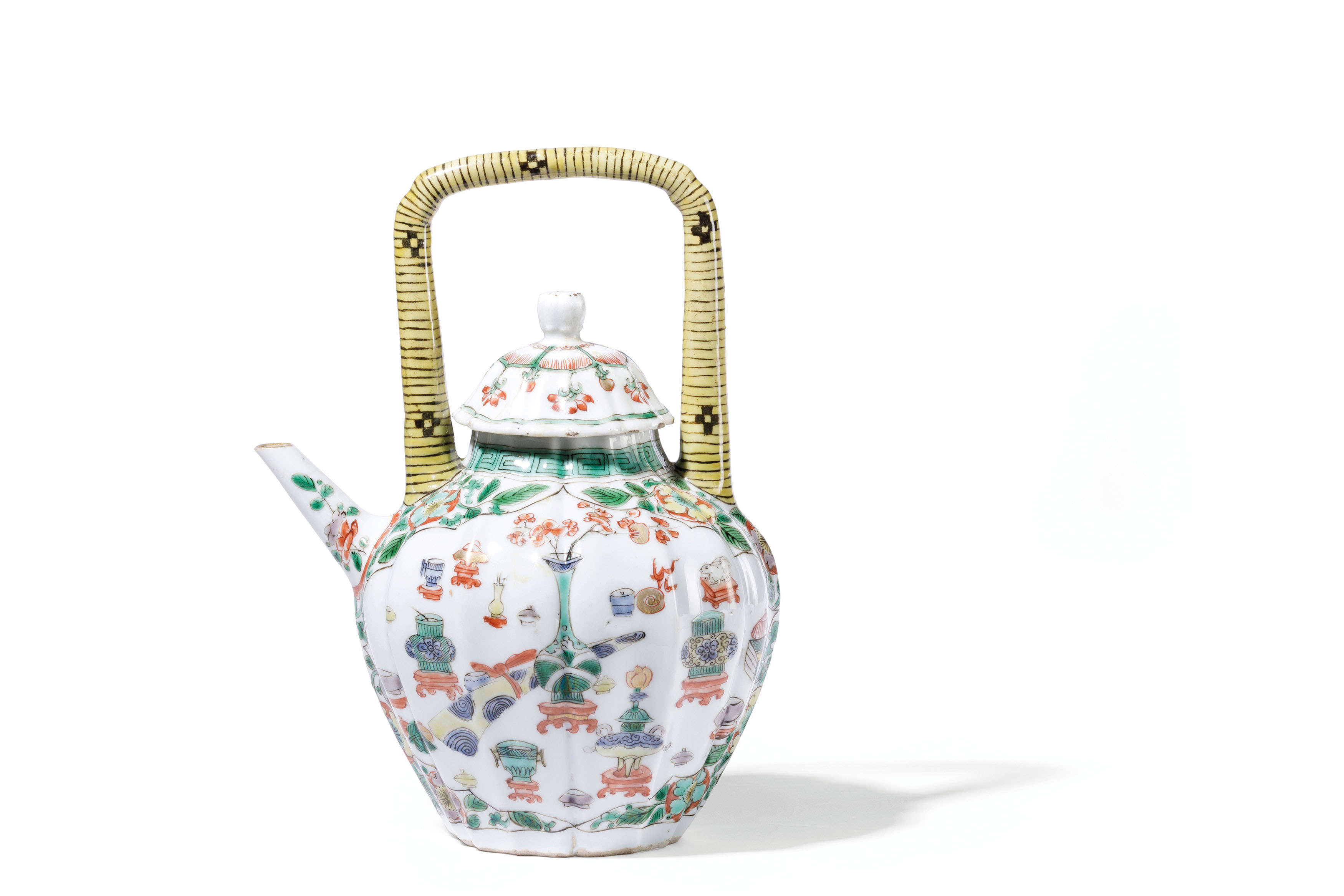 A FAMILLE VERTE PORCELAIN 'ANTIQUES' QUATREFOIL TEAPOT, EARLY 18TH CENTURY, KANGXI PERIOD (1662-1722 - Image 3 of 3