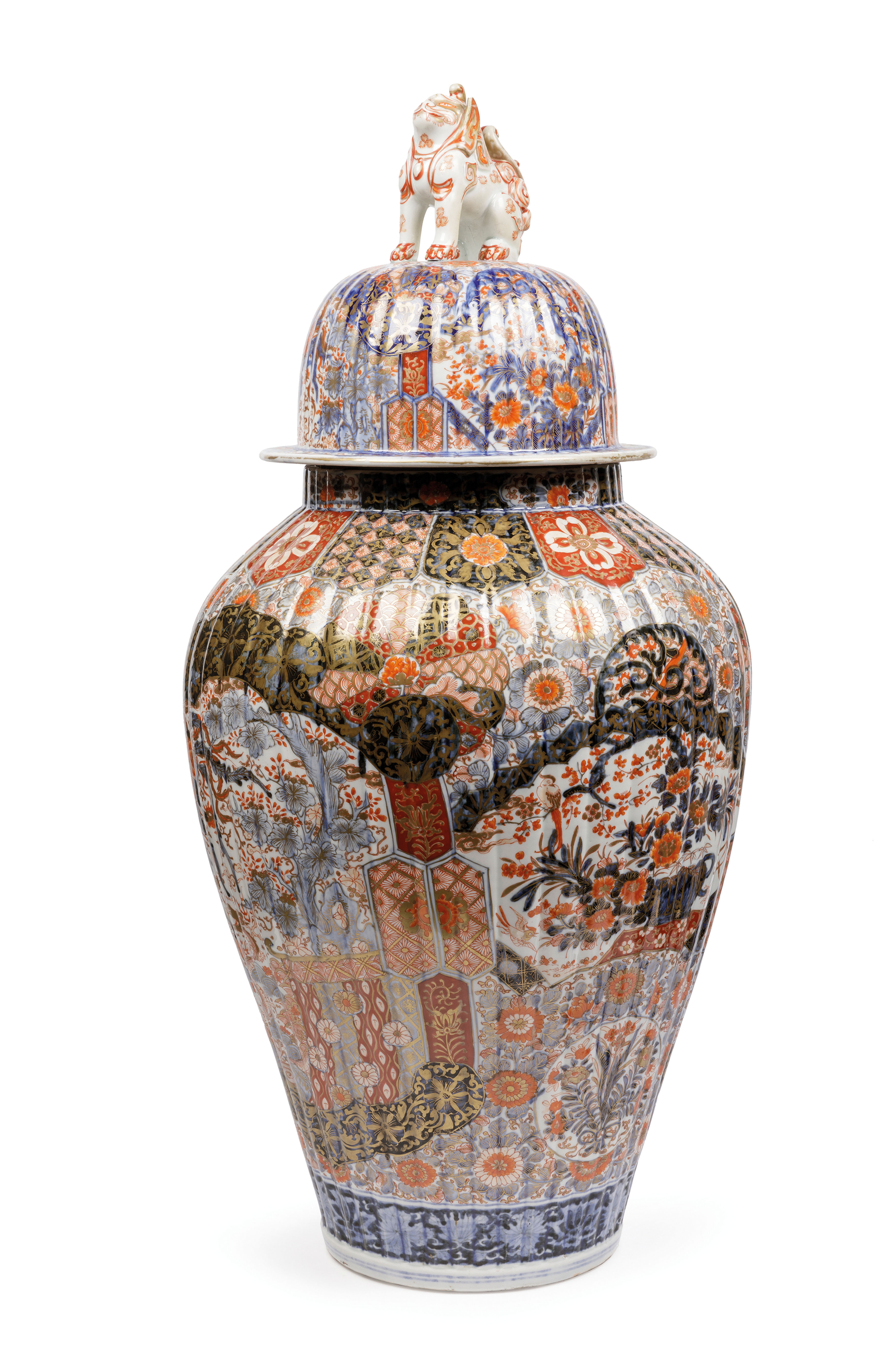 AN IMPRESSIVE MOULDED IMARI PORCELAIN OVOIFORM VASE AND COVER, JAPAN 19TH CENTURY - Image 2 of 5