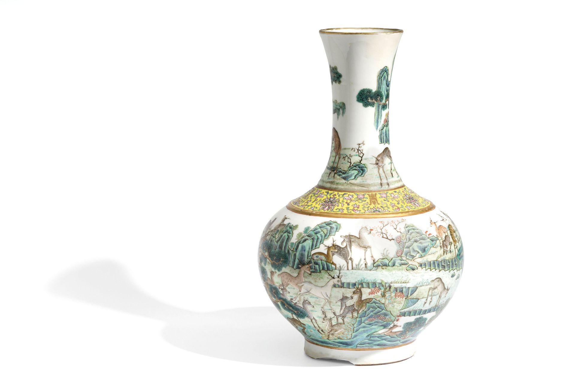 A RARE FAMILLE ROSE PORCELAIN BOTTLE VASE HUNDRED DEERS, CHINA, 19TH-20TH CENTURY - Bild 4 aus 6