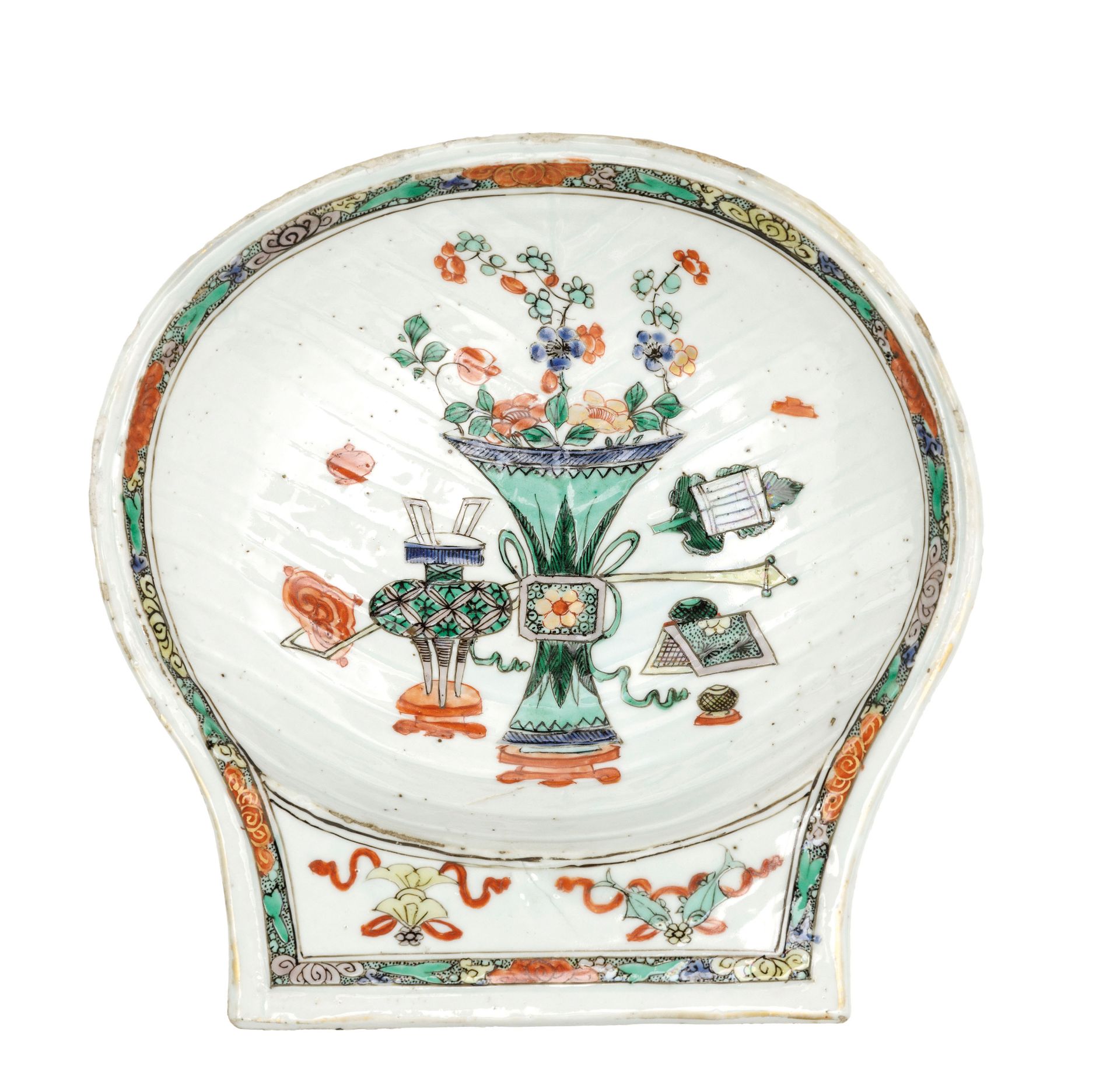 A FAMILLE VERTE PORCELAIN SHELL SHAPE BOWL, CHINA, EARLY 18TH CENTURY, KANGXI PERIOD (1662-1722)