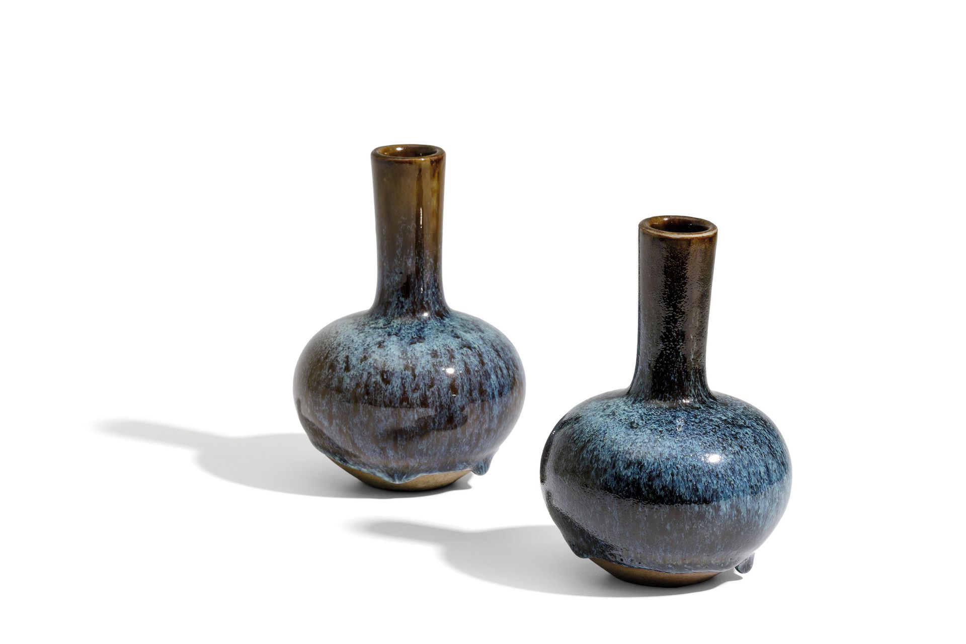 A PAIR OF SMALL FLAMBÉ-GLAZED BOTTLE VASES, CHINA, 19TH -20TH CENTURY (2) - Bild 3 aus 3