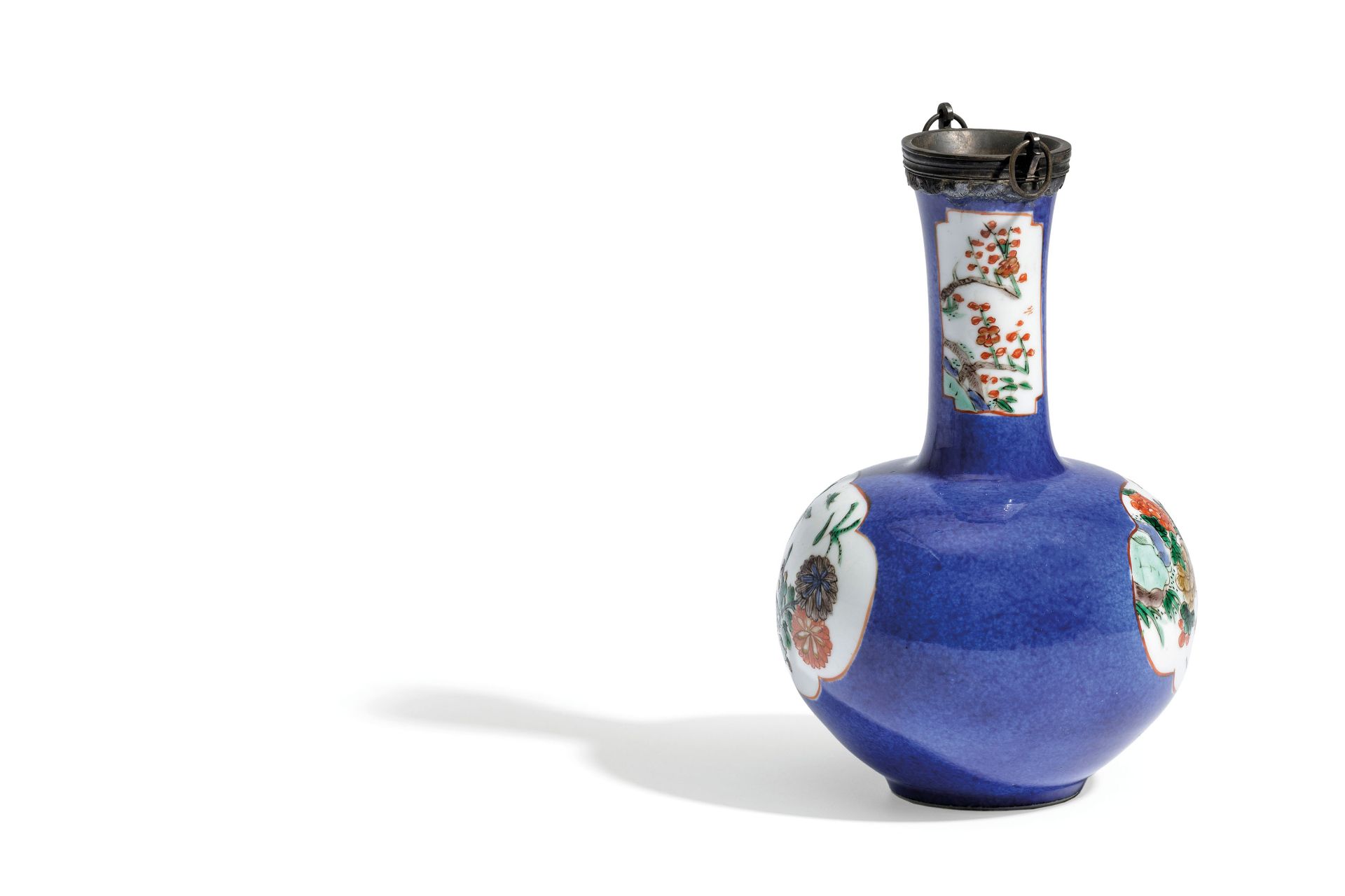 A SMALL BLUE POUDRE' FAMILLE VERTE PORCELAIN BOTTLE VASE, CHINA, 18TH CENTURY - Bild 3 aus 3