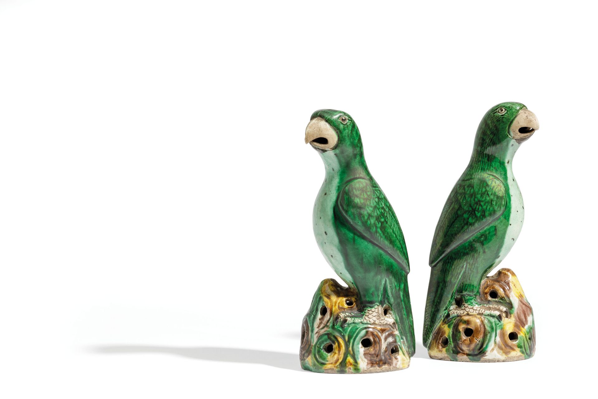 A PAIR OF FAMILLE VERTE BISCUIT PARROTS, CHINA, QING DYNASTY, KANGXI PERIOD (1662-1722) (2) - Bild 4 aus 4