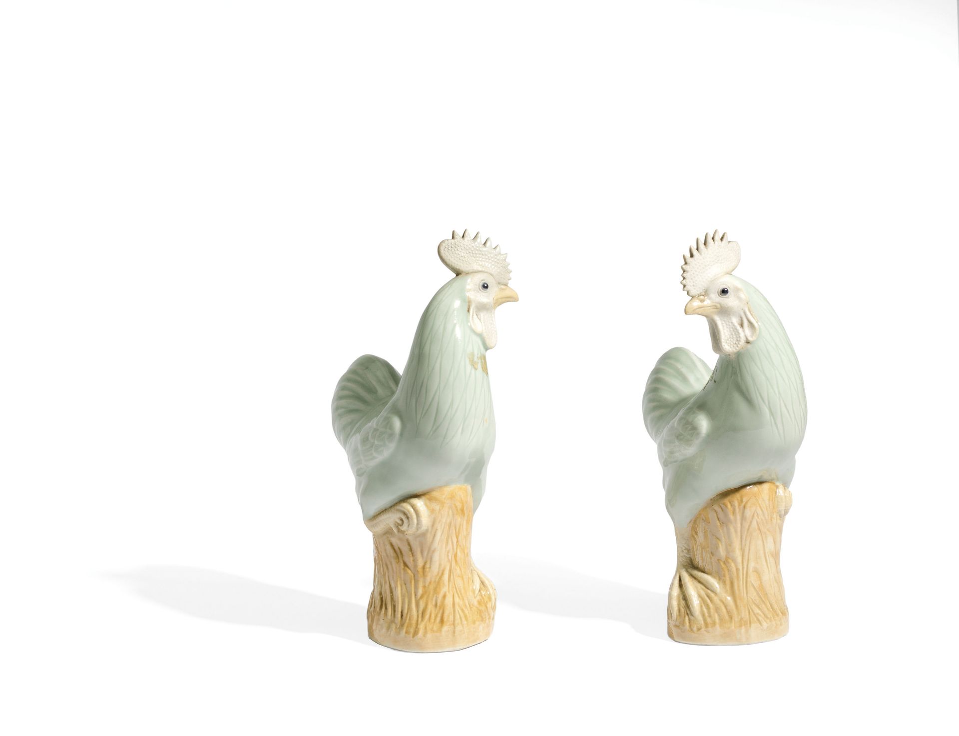 A FINE PAIR OF CELANDON PORCELAIN FIGURES OF STANDING COCKS, CHINA, QING DYNASTY, QIANLONG PERIOD (1 - Bild 2 aus 4