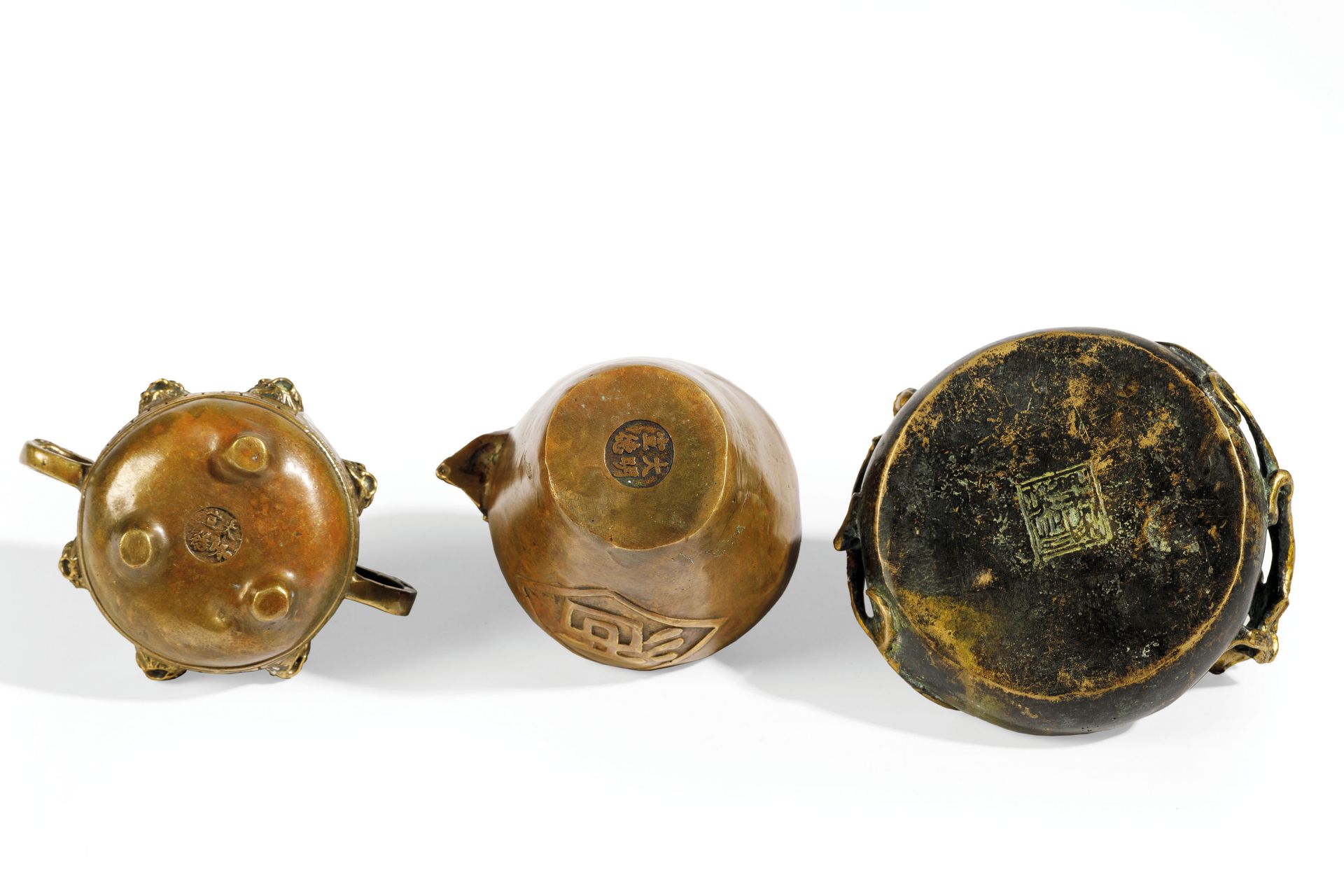 TWO BRONZE CENSERS AND A BRONZE VASE, CHINA, 18TH-19TH CENTURY, APOCRYPHAL XUANDE MARKS (3) - Bild 3 aus 3